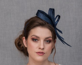 Dunkelblauer Fascinator. Moderner blauer Fascinator.