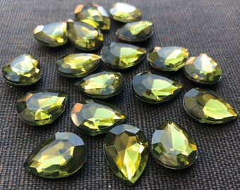 VINTAGE Olivene GREEN Acrylic Faceted Teardrop GEMS (18) 18mm x 13mm