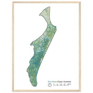 Puede incluir: Un mapa de la isla Fraser, también conocida como K'gari, en Australia. La isla se muestra en tonos de verde, con líneas azules que representan carreteras y vías fluviales. El mapa incluye una barra de escala en kilómetros.