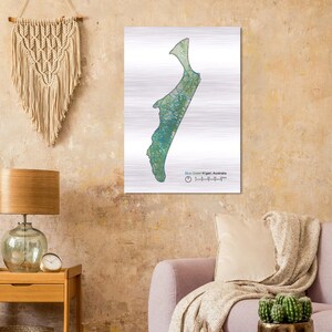 Pu&ograve; includere: Una mappa dell'isola Blue Green, in Australia, stampata su una superficie di metallo spazzolato. La mappa mostra il terreno dell'isola e presenta una scala in chilometri.