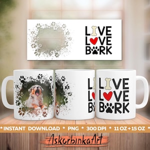 Puede incluir: Taza de cerámica blanca con un diseño de huellas de patas en blanco y negro y un perro pastor australiano azul merle. La taza tiene el texto "Live Love Bark" en negro con un corazón rojo y un gráfico de hueso.