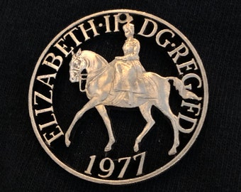 Queen Elizabeth II - Great Britain - Hand Cut 1977 25 New Pence Coin With Queen on Horseback - Royal Family -  Only One