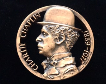 Medallón de bronce vintage tallado a mano de Charlie Chaplin, pieza única, mito y leyenda de Hollywood, joyería con monedas talladas raras, monedas talladas con el símbolo de Lazy Cat
