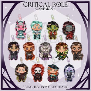 Peut inclure: Collection de porte-clés en époxy de 5,8 cm représentant les personnages de Critical Role Campaign 4. Les porte-clés présentent divers personnages avec des designs détaillés et des couleurs vives, chacun avec une tenue et une expression uniques. Le fond est un motif violet et blanc.