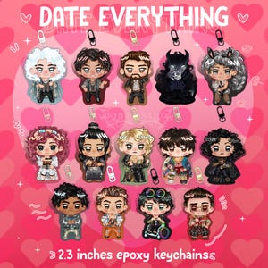 Peut inclure: Une collection de porte-clés en époxy, chacun avec un design de personnage unique. Les porte-clés mesurent environ 5,8 cm et sont présentés sur un fond rose avec des cœurs et le texte "DATE EVERYTHING". Chaque porte-clés a un fermoir en métal.
