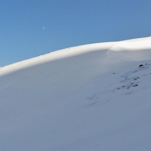 Stampa fotografica artistica - Montagna innevata minimalista - Paesaggio invernale - Decorazione murale - Foto stampata su carta pregiata