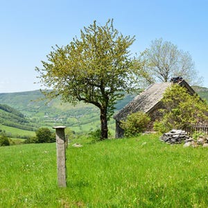 Stampa fotografica di un burone tradizionale nella campagna del Cantal - Foto stampata su carta pregiata