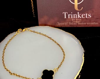 Pulsera con dije de trébol negro bañada en oro: elegante joya de la suerte