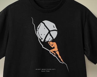 Puede incluir: Camiseta negra con una ilustración minimalista de una figura empujando una gran piedra segmentada cuesta arriba. El diseño incluye una cita de Albert Camus: "Uno debe imaginar a Sísifo feliz."