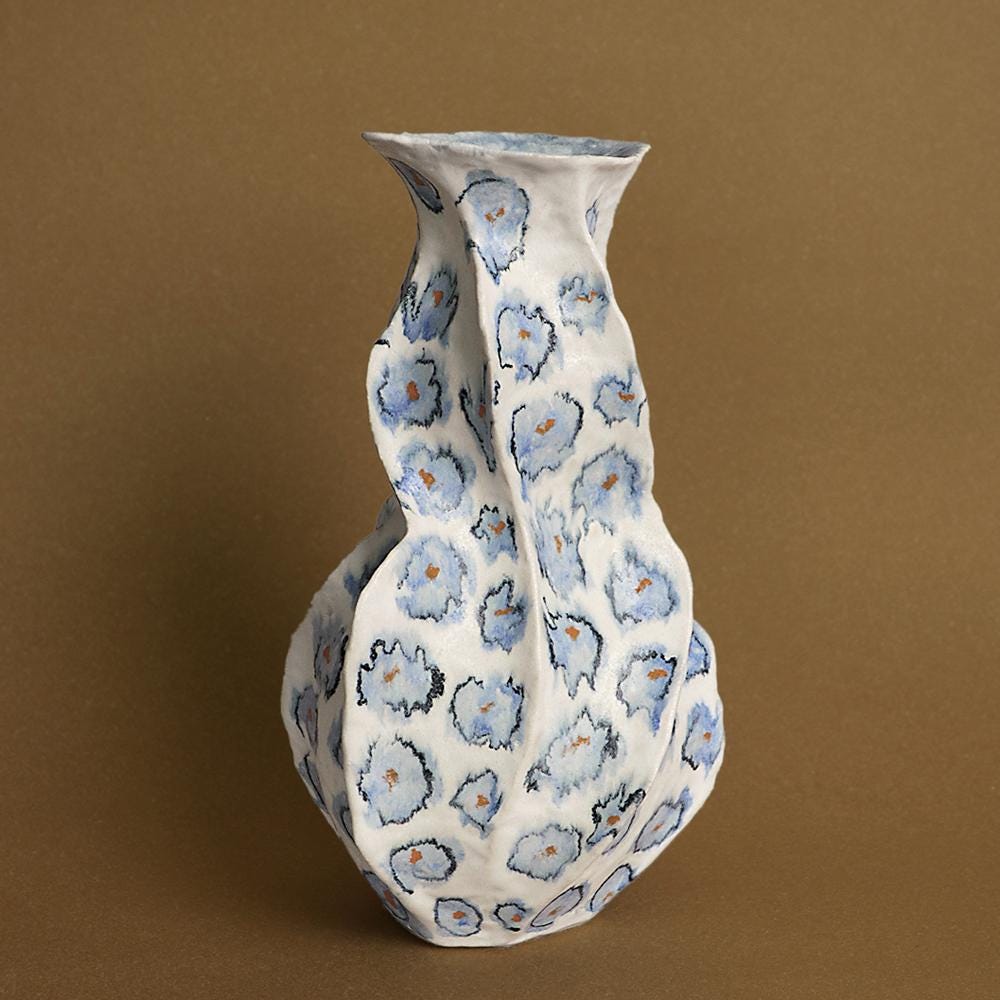 彫刻的な波型陶器の花瓶：青い花柄、モダンアート - Etsy 日本