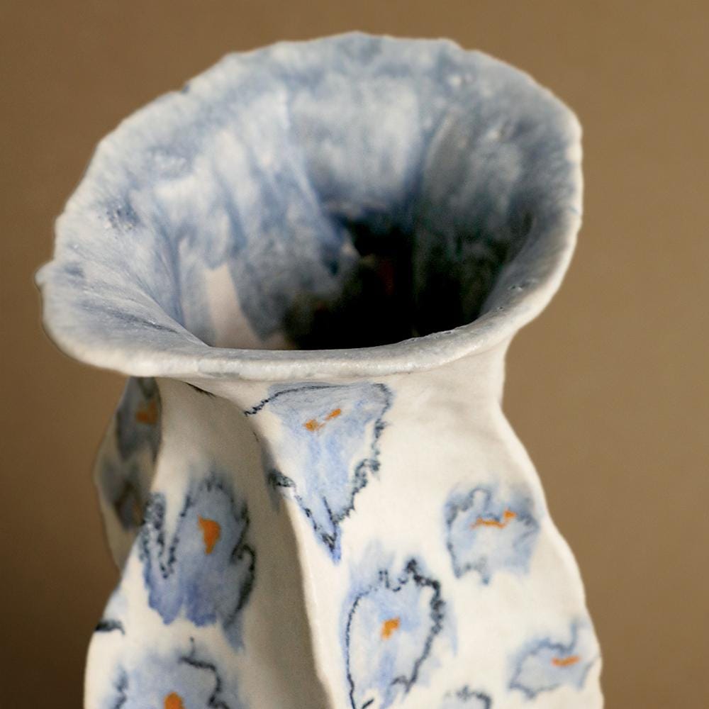 彫刻的な波型陶器の花瓶：青い花柄、モダンアート - Etsy 日本