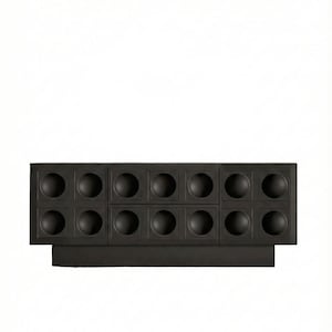 Könnte beinhalten: Ein schwarzer Schrank im modernen Stil mit einer Reihe quadratischer Paneele, die jeweils eine abgerundete, kugelförmige Vertiefung aufweisen. Der Schrank hat einen rechteckigen Sockel und ein minimalistisches Design, geeignet zur Aufbewahrung.