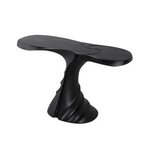 Op de afbeelding: Een zwarte, sculpturale console met een uniek, organisch ontwerp. De tafel heeft een vloeiende, asymmetrische vorm met een gebeeldhouwde, wervelende basis en een glad, ovaal tafelblad. De tafel is ongeveer 152 cm lang, 46 cm breed en 76 cm hoog.