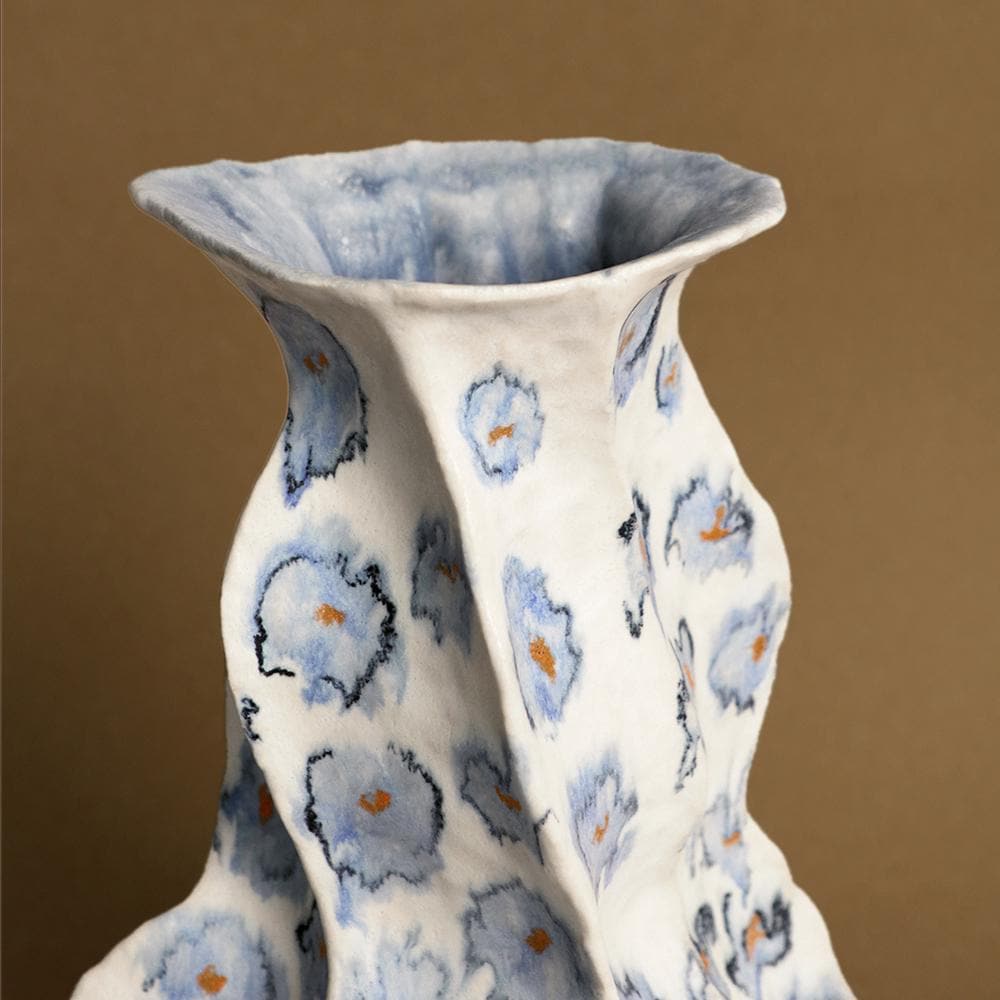 彫刻的な波型陶器の花瓶：青い花柄、モダンアート - Etsy 日本