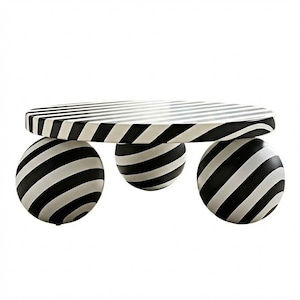 Può includere: Un tavolino moderno con un design a righe bianche e nere. Il piano ovale poggia su tre gambe sferiche, anch'esse con un motivo a righe bianche e nere. Il tavolo misura circa 100 cm di lunghezza, 50 cm di larghezza e 45 cm di altezza.