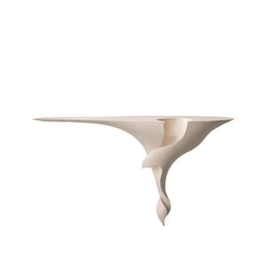 Könnte beinhalten: Ein moderner, skulpturaler Tisch in hellem Beige. Der Tisch hat eine lange, horizontale Oberfläche, die sich in eine fließende, organische Form krümmt. Der Sockel hat ein verdrehtes, bandartiges Design und schafft eine einzigartige und künstlerische Ästhetik.