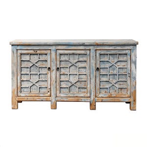 Puede incluir: Un aparador rectangular de madera con tres puertas de armario que presentan un diseño de celosía geométrica. La pieza tiene un acabado desgastado con capas de azul claro y tonos de madera natural, junto a pequeños tiradores de metal.