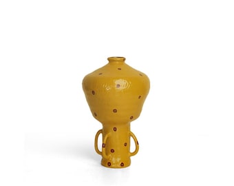 Jarrón de cerámica artesanal amarillo con lunares rojos, adorno escultórico