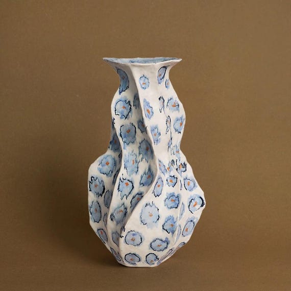 彫刻的な波型陶器の花瓶：青い花柄、モダンアート - Etsy 日本