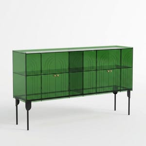 Puede incluir: Un moderno aparador verde con forma rectangular y diseño transparente. El mueble tiene varias puertas con tiradores dorados y está sostenido por patas negras. Las puertas presentan un diseño arqueado.