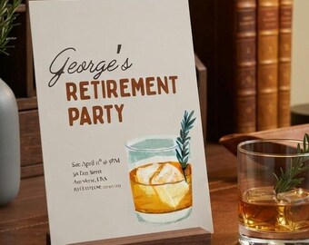 Op de afbeelding: Een rechthoekige uitnodigingskaart voor een pensioenfeest in een donkerhouten standaard, met de tekst George's RETIREMENT PARTY en een illustratie van een glas whisky met ijs en een takje rozemarijn op crèmekleurig papier.