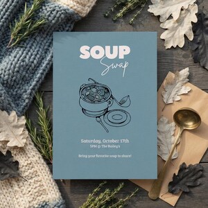 Puede incluir: Una tarjeta de invitación rectangular azul con el texto SOUP Swap, un dibujo lineal negro de una olla de sopa con un cucharón, y los detalles Saturday, October 17th, 5PM @ The Bailey's, y la instrucción de traer su sopa favorita para compartir.