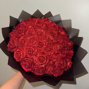 Ramo de rosas eternas con purpurina roja, ¡perfecto para cumpleaños, aniversarios y celebraciones! ¡Disponible en muchos tamaños diferentes!