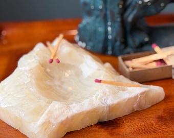 Recipiente vintage de piedra de ónix tallada / Bandeja de alabastro para baratijas / Decoración moderna de mediados de siglo / Plato de piedra pesada a juego