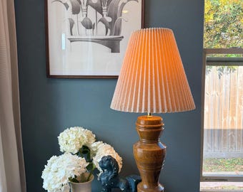 Lámpara de mesa vintage de madera maciza torneada a mano de mediados de siglo