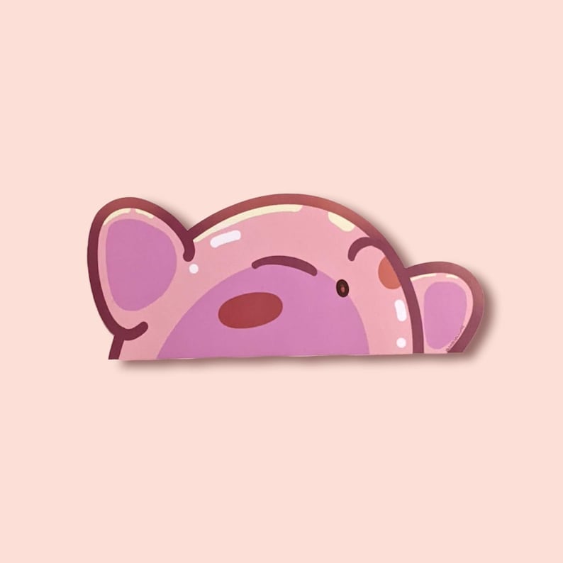 Puede incluir: Un cerdo de dibujos animados rosa, mirando por encima del borde, con un ojo gui&ntilde;ado y una mejilla sonrojada. El cerdo tiene orejas grandes y un hocico redondeado. El fondo es de color rosa claro.