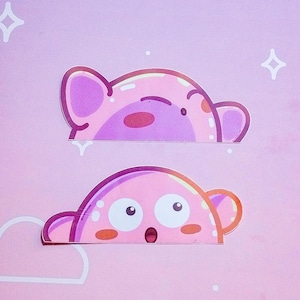 Puede incluir: Dos personajes rosas de dibujos animados con expresiones sorprendidas y contentas. Los personajes tienen ojos grandes, narices peque&ntilde;as y bocas abiertas. El fondo es rosa claro con estrellas blancas y una nube.
