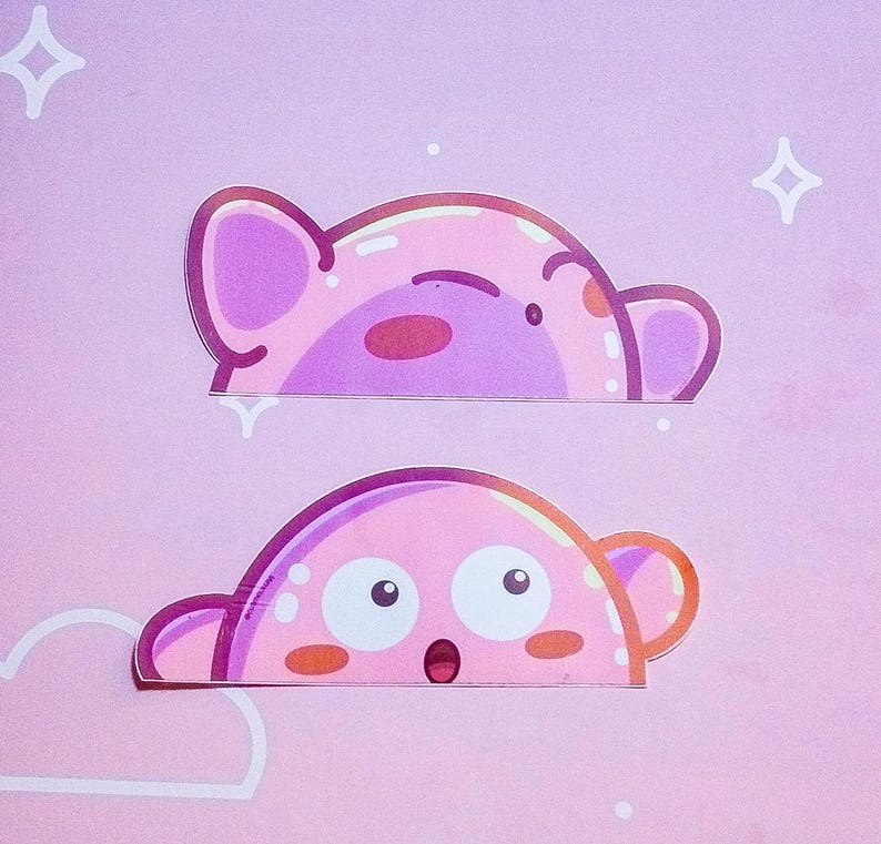 Puede incluir: Dos personajes rosas de dibujos animados con expresiones sorprendidas y contentas. Los personajes tienen ojos grandes, narices peque&ntilde;as y bocas abiertas. El fondo es rosa claro con estrellas blancas y una nube.
