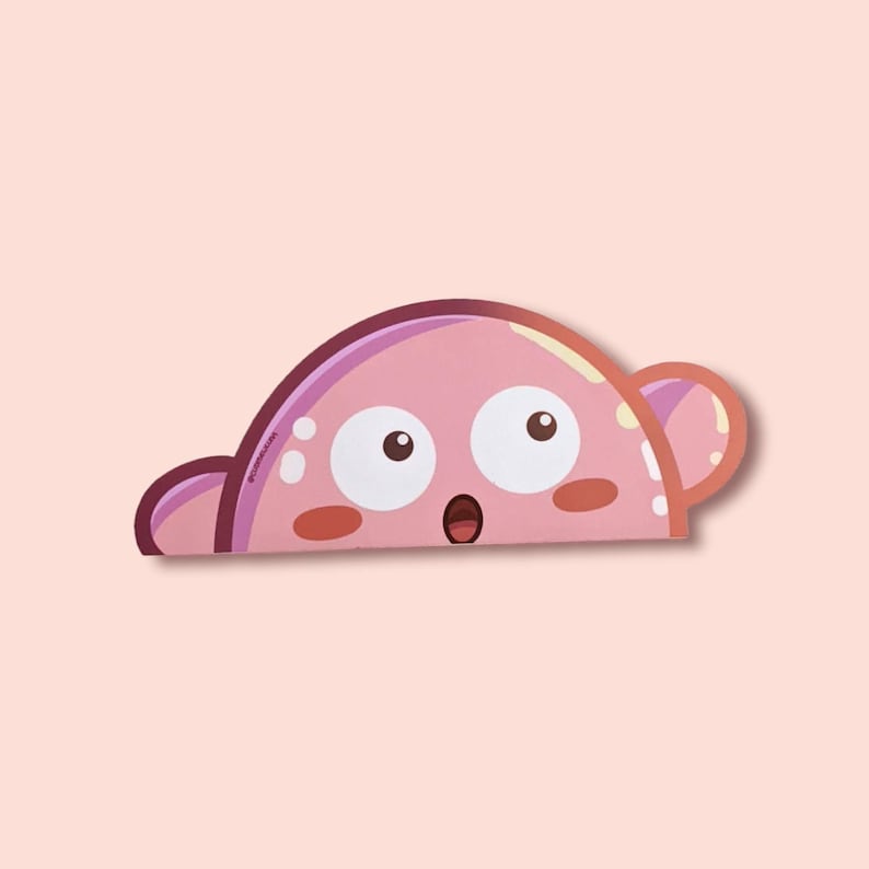 Puede incluir: Una pegatina rosa de estilo caricatura con una expresi&oacute;n de sorpresa. La pegatina presenta ojos grandes y abiertos, mejillas rosadas y una boca abierta. El dise&ntilde;o tiene forma de semic&iacute;rculo con peque&ntilde;as extensiones en forma de oreja a cada lado.