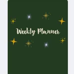 Könnte beinhalten: Ein grüner Wochenplaner mit goldenen Sternen. Der Text "Weekly Planner" ist in Weiß geschrieben.
