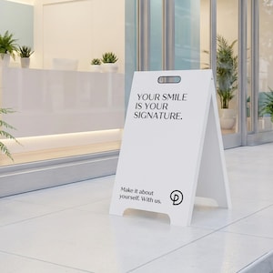 Pode incluir: Uma placa de madeira rústica com o texto "Welcome to our home" em estilo manuscrito. A placa é retangular, com um acabamento desgastado e um design simples e convidativo. Adequada para uso interno ou externo.