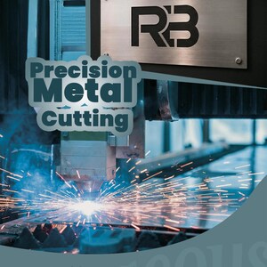 K&ouml;nnte beinhalten: Bild eines Metallschildes mit den Buchstaben "R3" und den Worten "Precision Metal Cutting". Das Bild zeigt eine Metallschneidemaschine in Aktion, mit fliegenden Funken. Der Text "Precision cuts with smooth edges for flawless stainless steel signs" ist ebenfalls sichtbar.