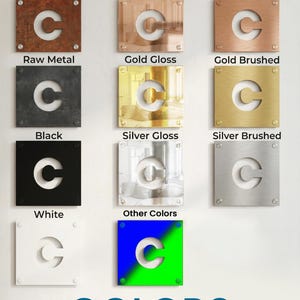 K&ouml;nnte beinhalten: Eine Pr&auml;sentation quadratischer Metallschilder mit einem ausgeschnittenen Buchstaben "C". Die Schilder sind in verschiedenen Ausf&uuml;hrungen erh&auml;ltlich, darunter rostiges Metall, Kupfer gl&auml;nzend, geb&uuml;rstetes Kupfer, rohes Metall, Gold gl&auml;nzend, geb&uuml;rstetes Gold, Schwarz, Silber gl&auml;nzend, geb&uuml;rstetes Silber, Wei&szlig; und ein blau/gr&uuml;ner Farbverlauf. Das Wort "FARBEN" steht unten.