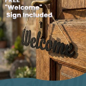 K&ouml;nnte beinhalten: Ein schwarzes Holzschild mit der Aufschrift "Welcome", das an einer Holzt&uuml;r h&auml;ngt. Die T&uuml;r hat einen Messinggriff und ein Schloss. Der Text "FREE "Welcome" Sign Included" ist oben zu sehen.