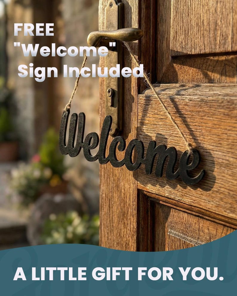 K&ouml;nnte beinhalten: Ein schwarzes Holzschild mit der Aufschrift "Welcome", das an einer Holzt&uuml;r h&auml;ngt. Die T&uuml;r hat einen Messinggriff und ein Schloss. Der Text "FREE "Welcome" Sign Included" ist oben zu sehen.