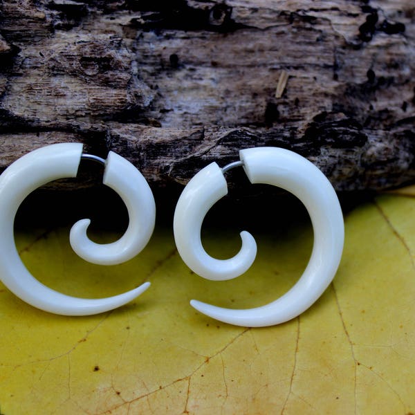 Fake Gauge Spiral Earrings, S size Hand Craved ,Natural White Bone, Split Gauge Earrings,tribal,oraganic