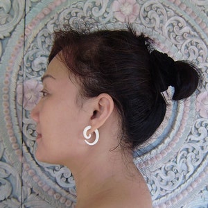 Valse gauge spiraalvormige oorbellen, natuurlijk bot, split gauge oorbellen, met de hand gesneden, tribale stijl, organisch klein formaat afbeelding 3
