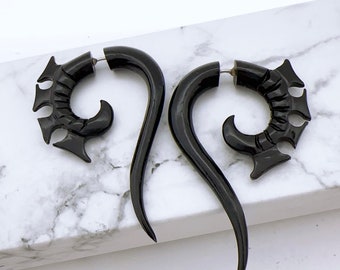 Fake Gauge Ohrringe - Natürliches Horn Tribal Style Split Expander Organische handgeschnitzte Fake Piercings Größe M