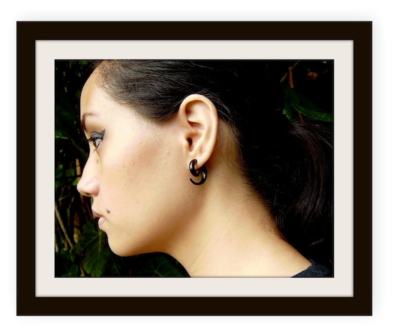 Orecchini In Corno Nero Fatto A Mano - Design A Spirale Tribale E Boh&eacute;mien