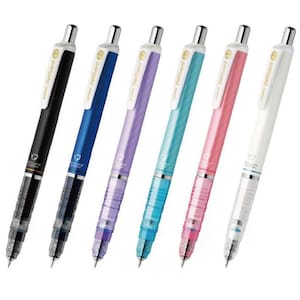 Peut inclure: Six crayons mécaniques avec des corps transparents et des accents de couleurs différentes. Les crayons sont tous de la même taille et ont un clip argenté et une pointe argentée. Les couleurs sont noir, bleu, violet, bleu clair, rose et blanc.