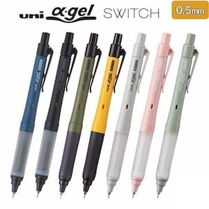 Könnte beinhalten: Sieben Uni Alpha Gel Switch mechanische Bleistifte in verschiedenen Farben, darunter Blau, Schwarz, Grün, Gelb, Grau, Rosa und Hellgrün. Jeder Stift hat eine Mine mit einer Stärke von 0,5 mm.