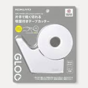 Puede incluir: Un dispensador de cinta adhesiva blanco con un rollo de cinta adhesiva, empaquetado en una tarjeta gris. El dispensador está etiquetado como "GLOO" e incluye texto japonés y un logotipo.