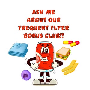 Peut inclure: Une canette de soda de dessin animé avec un visage souriant et des bras, tenant un pouce en l'air. La canette porte un short rouge et des chaussures noires. La canette est entourée de divers objets, dont une serviette bleue, un sandwich, deux pilules jaunes et une icône de bus violette.