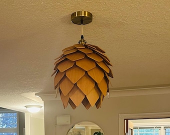 Lámpara de techo artesanal de madera de piña, luz natural, estilo escandinavo bohemio rústico para interiores tranquilos. Iluminación minimalista rústica.