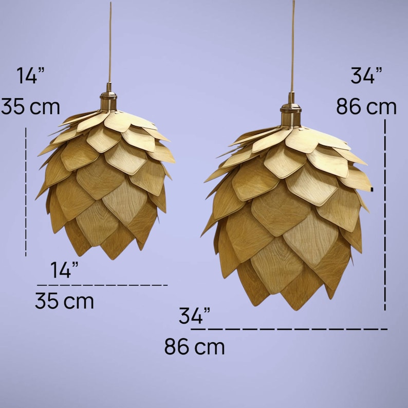 K&ouml;nnte beinhalten: Zwei Holz-Pendelleuchten, eine 35 cm und die andere 86 cm hoch. Jede Leuchte hat ein geschichtetes, bl&uuml;tenblattartiges Design in nat&uuml;rlichen Holzt&ouml;nen, das an einer goldfarbenen Halterung aufgeh&auml;ngt ist. Die Leuchten sind 35 cm und 86 cm breit.