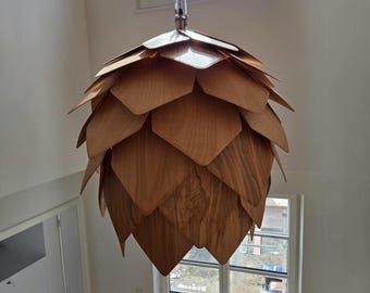 Drewniana lampa wisząca, żyrandol z szyszką sosnową, skandynawska lampa drewniana, lampa wisząca Japandi, drewniany abażur, lampa sufitowa